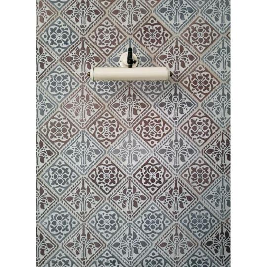 vilagos szurke barna furdo krem pasztell falburkolat mediterran klasszikus furdoszoba burkolat csempe cementlap provansz provence toszkana lakberendezes.jpg